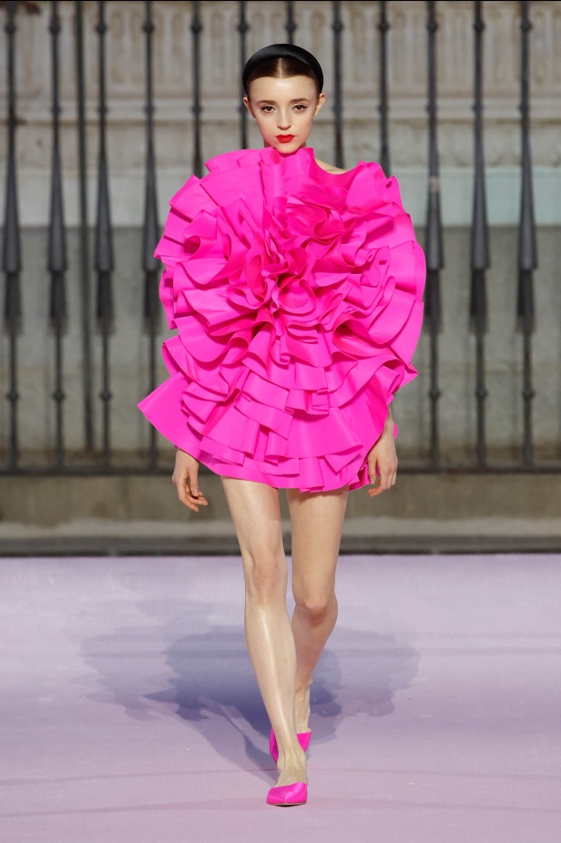 مجموعة "كارولينا هيريرا" لربيع 2026 تغيب عن نيويورك وتأخذنا إلى مدريد... تكريم للمدينة الخالدة