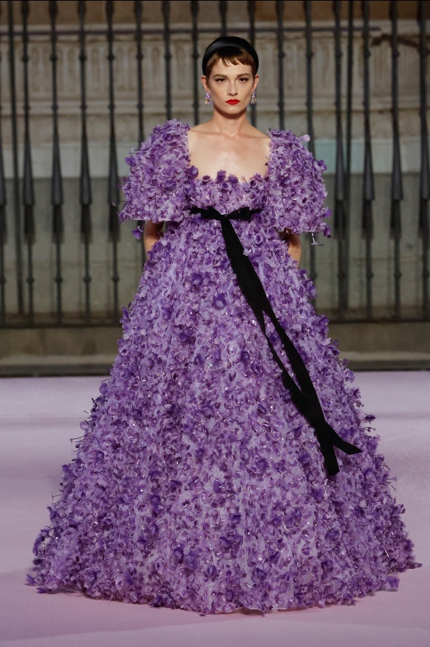 مجموعة "كارولينا هيريرا" لربيع 2026 تغيب عن نيويورك وتأخذنا إلى مدريد... تكريم للمدينة الخالدة