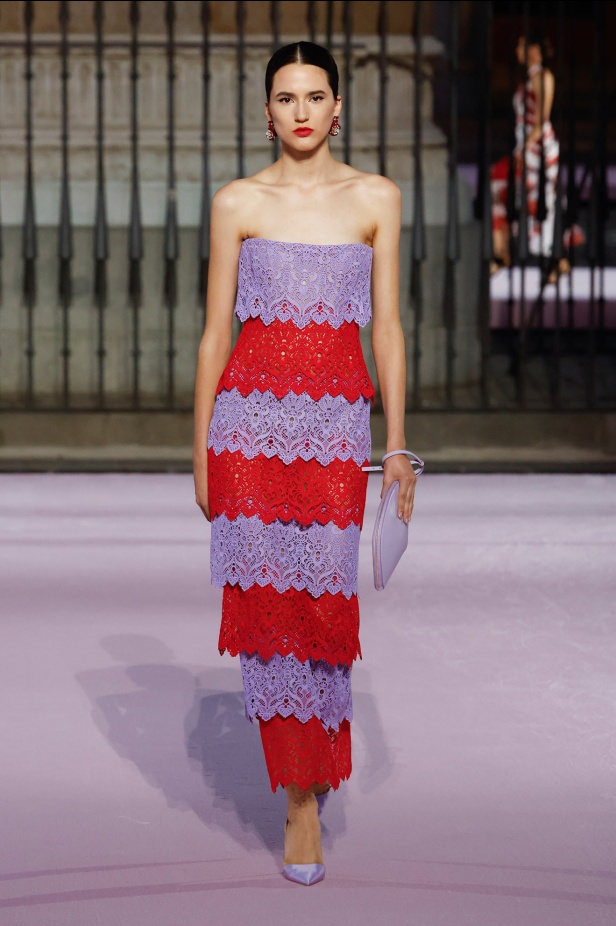 مجموعة "كارولينا هيريرا" لربيع 2026 تغيب عن نيويورك وتأخذنا إلى مدريد... تكريم للمدينة الخالدة