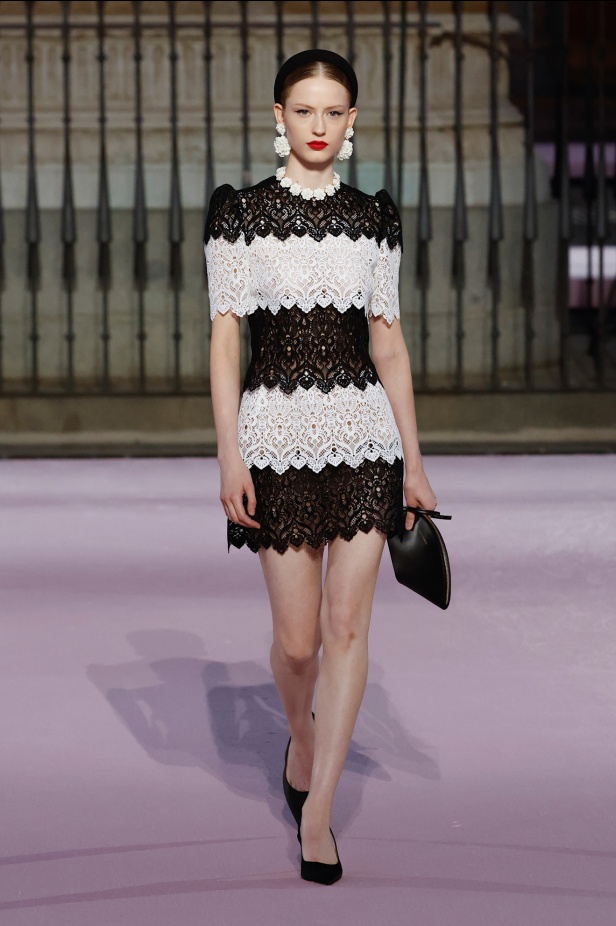 مجموعة "كارولينا هيريرا" لربيع 2026 تغيب عن نيويورك وتأخذنا إلى مدريد... تكريم للمدينة الخالدة