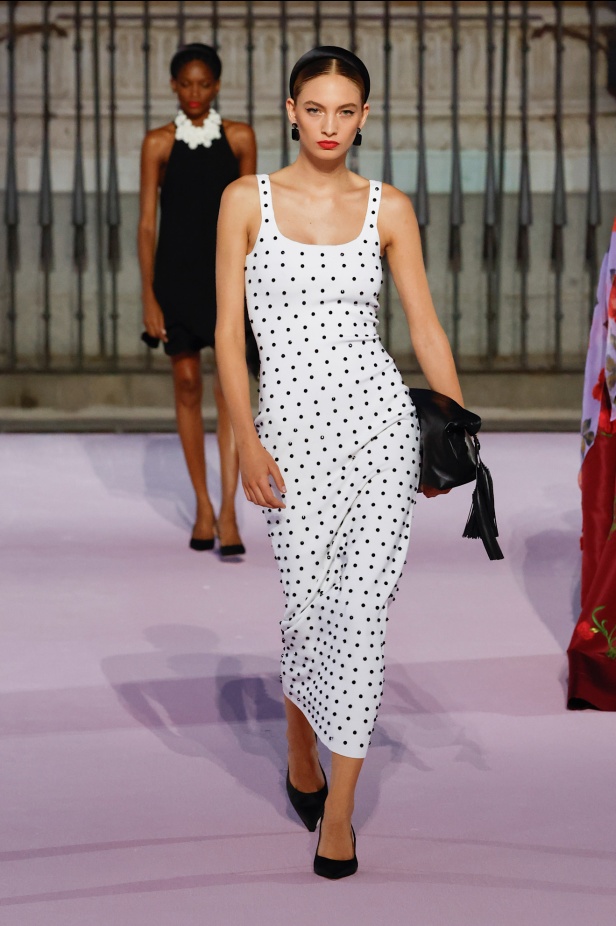 مجموعة "كارولينا هيريرا" لربيع 2026 تغيب عن نيويورك وتأخذنا إلى مدريد... تكريم للمدينة الخالدة