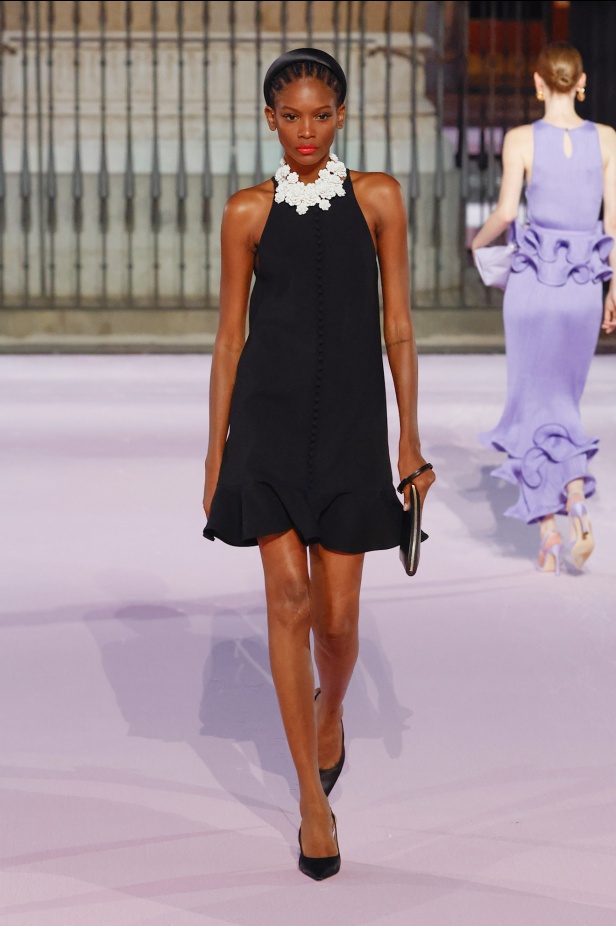 مجموعة "كارولينا هيريرا" لربيع 2026 تغيب عن نيويورك وتأخذنا إلى مدريد... تكريم للمدينة الخالدة