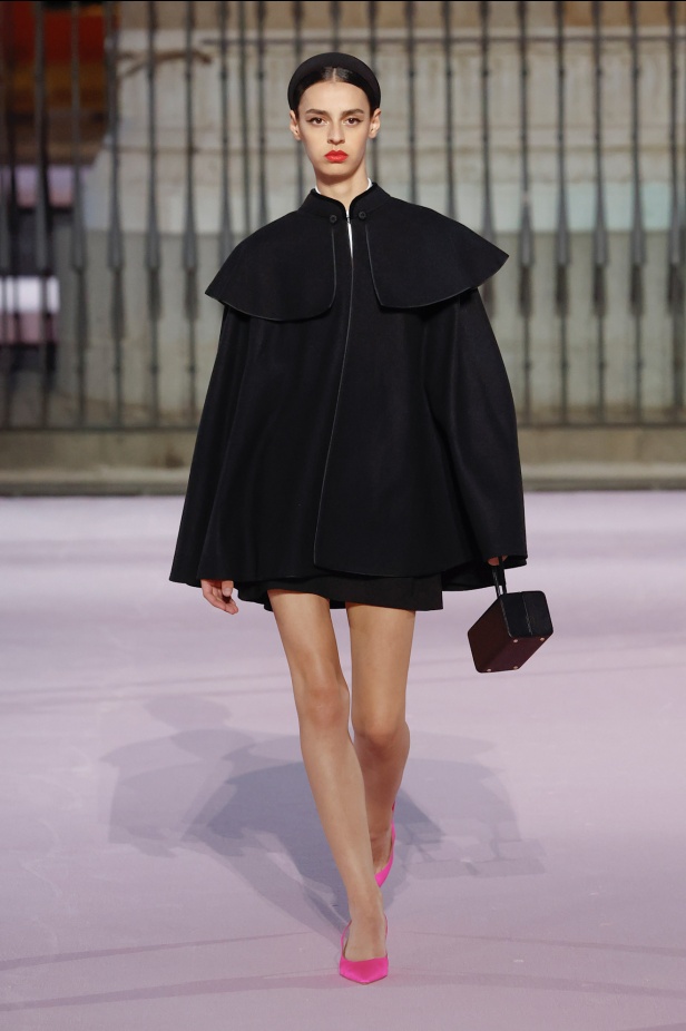 مجموعة "كارولينا هيريرا" لربيع 2026 تغيب عن نيويورك وتأخذنا إلى مدريد... تكريم للمدينة الخالدة