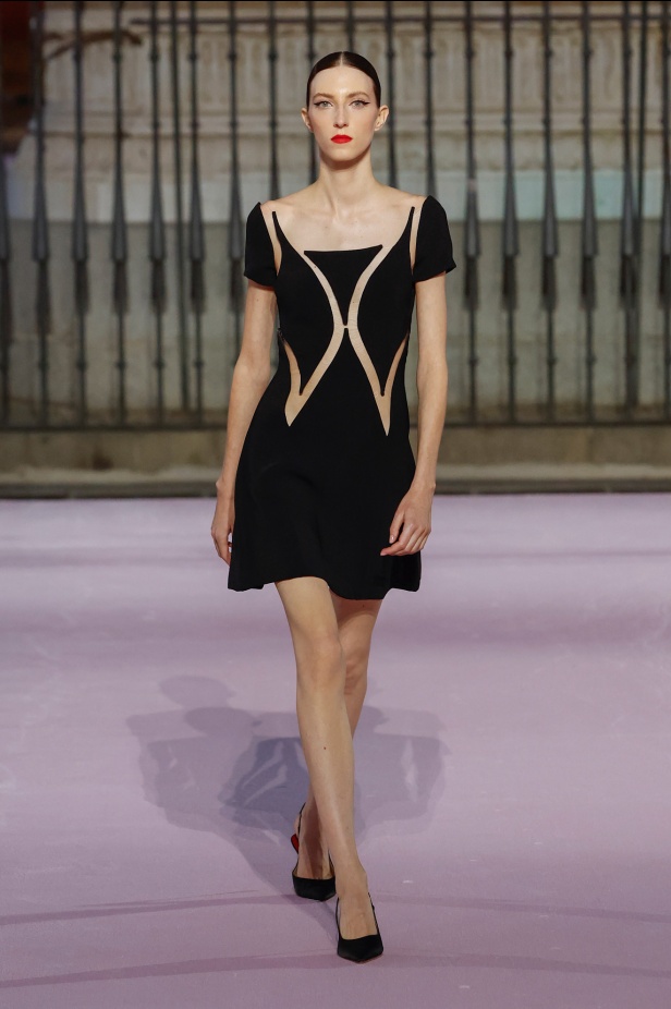 مجموعة "كارولينا هيريرا" لربيع 2026 تغيب عن نيويورك وتأخذنا إلى مدريد... تكريم للمدينة الخالدة