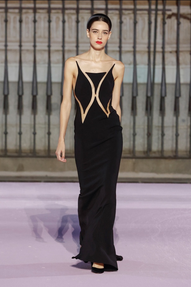 مجموعة "كارولينا هيريرا" لربيع 2026 تغيب عن نيويورك وتأخذنا إلى مدريد... تكريم للمدينة الخالدة