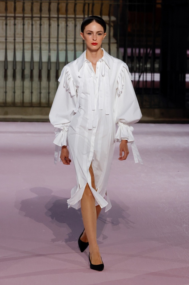 مجموعة "كارولينا هيريرا" لربيع 2026 تغيب عن نيويورك وتأخذنا إلى مدريد... تكريم للمدينة الخالدة