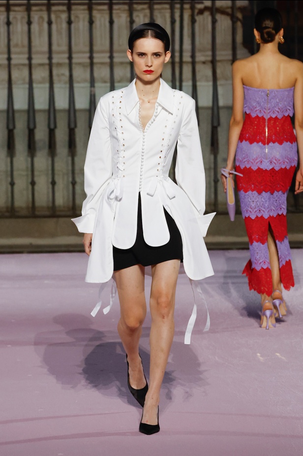 مجموعة "كارولينا هيريرا" لربيع 2026 تغيب عن نيويورك وتأخذنا إلى مدريد... تكريم للمدينة الخالدة