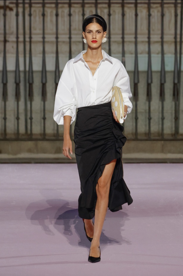 مجموعة "كارولينا هيريرا" لربيع 2026 تغيب عن نيويورك وتأخذنا إلى مدريد... تكريم للمدينة الخالدة