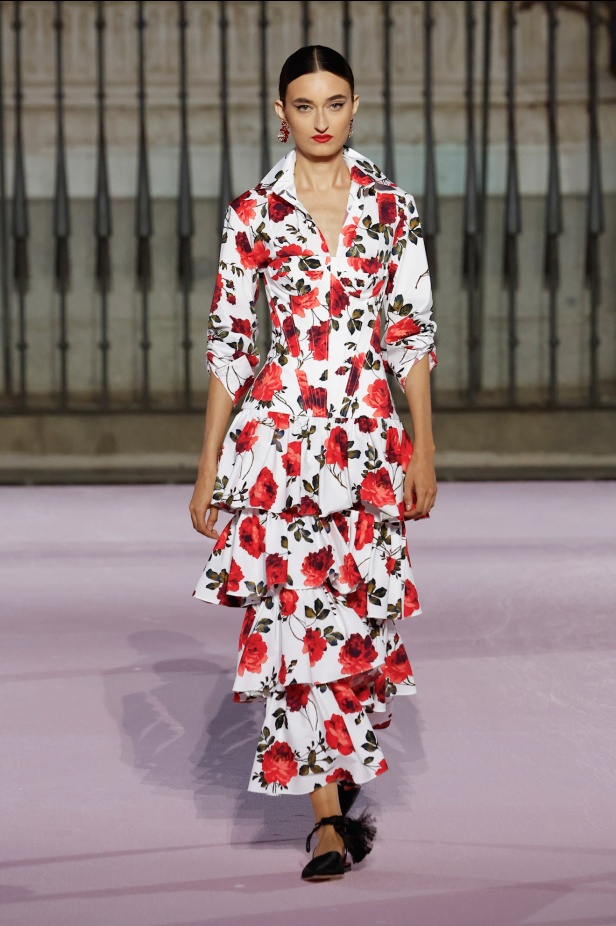 مجموعة "كارولينا هيريرا" لربيع 2026 تغيب عن نيويورك وتأخذنا إلى مدريد... تكريم للمدينة الخالدة