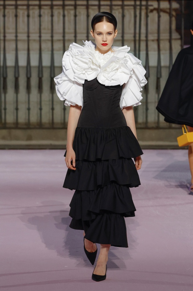 مجموعة "كارولينا هيريرا" لربيع 2026 تغيب عن نيويورك وتأخذنا إلى مدريد... تكريم للمدينة الخالدة