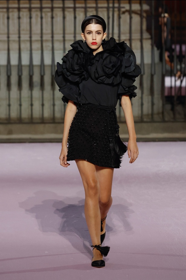 مجموعة "كارولينا هيريرا" لربيع 2026 تغيب عن نيويورك وتأخذنا إلى مدريد... تكريم للمدينة الخالدة