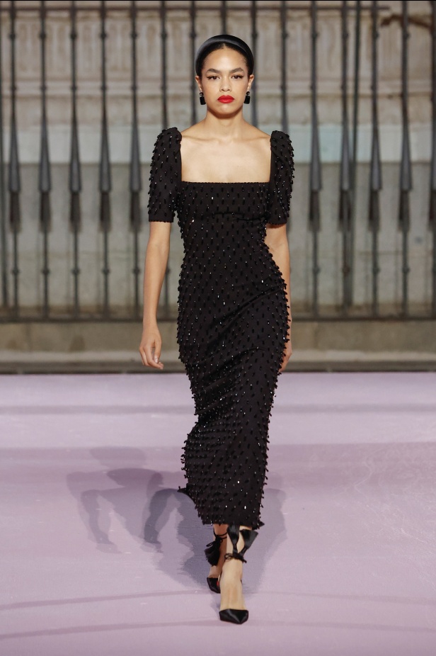 مجموعة "كارولينا هيريرا" لربيع 2026 تغيب عن نيويورك وتأخذنا إلى مدريد... تكريم للمدينة الخالدة