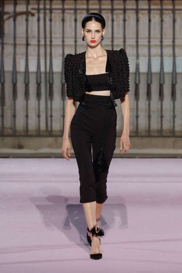 مجموعة "كارولينا هيريرا" لربيع 2026 تغيب عن نيويورك وتأخذنا إلى مدريد... تكريم للمدينة الخالدة