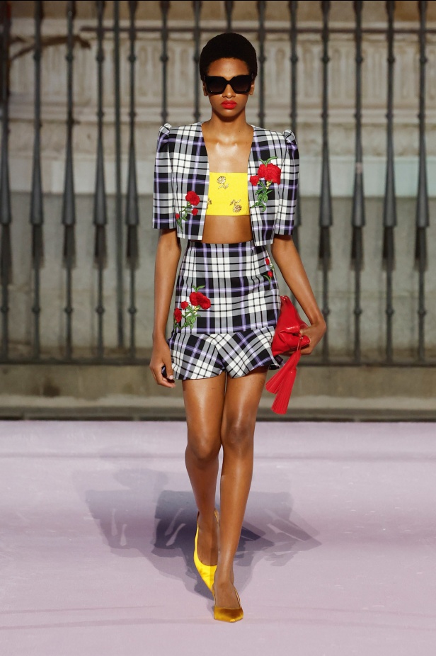 مجموعة "كارولينا هيريرا" لربيع 2026 تغيب عن نيويورك وتأخذنا إلى مدريد... تكريم للمدينة الخالدة