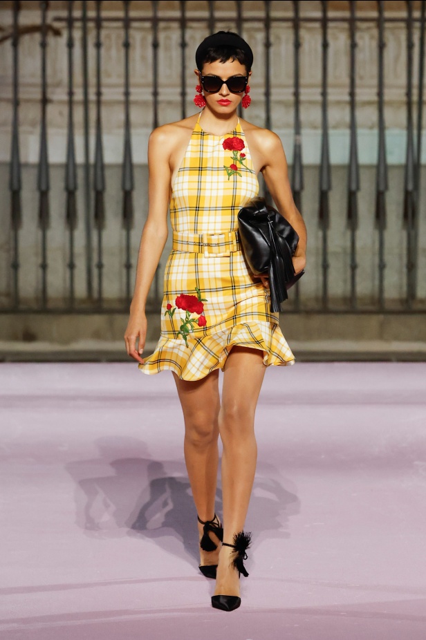 مجموعة "كارولينا هيريرا" لربيع 2026 تغيب عن نيويورك وتأخذنا إلى مدريد... تكريم للمدينة الخالدة