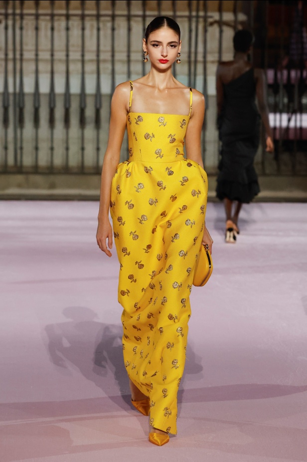 مجموعة "كارولينا هيريرا" لربيع 2026 تغيب عن نيويورك وتأخذنا إلى مدريد... تكريم للمدينة الخالدة