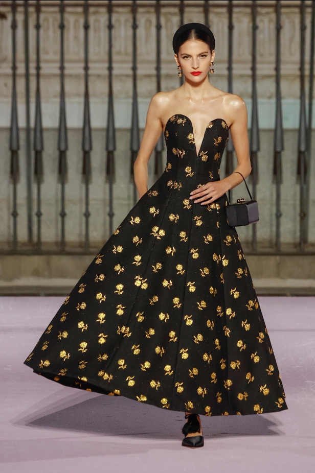 مجموعة "كارولينا هيريرا" لربيع 2026 تغيب عن نيويورك وتأخذنا إلى مدريد... تكريم للمدينة الخالدة