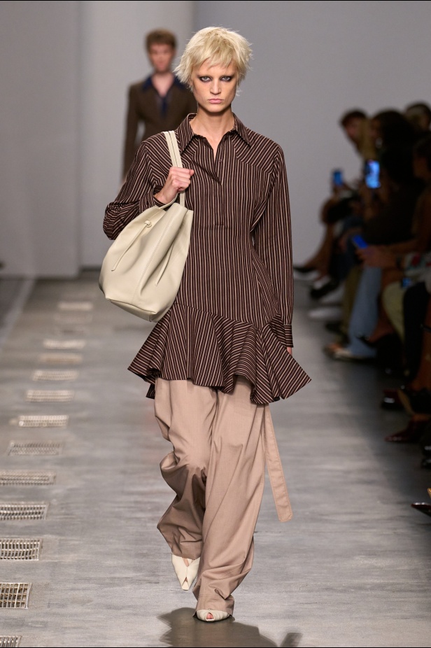 بين الأناقة الايطالية والحيوية البريطانية مجموعة ايسبرغ لموسم ربيع 2026