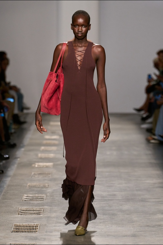 بين الأناقة الايطالية والحيوية البريطانية مجموعة ايسبرغ لموسم ربيع 2026