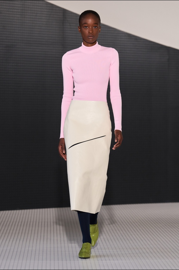 البساطة تتجلّى في مجموعة "سيمون بيلوتي" الأولى لعلامة "جيل ساندر"