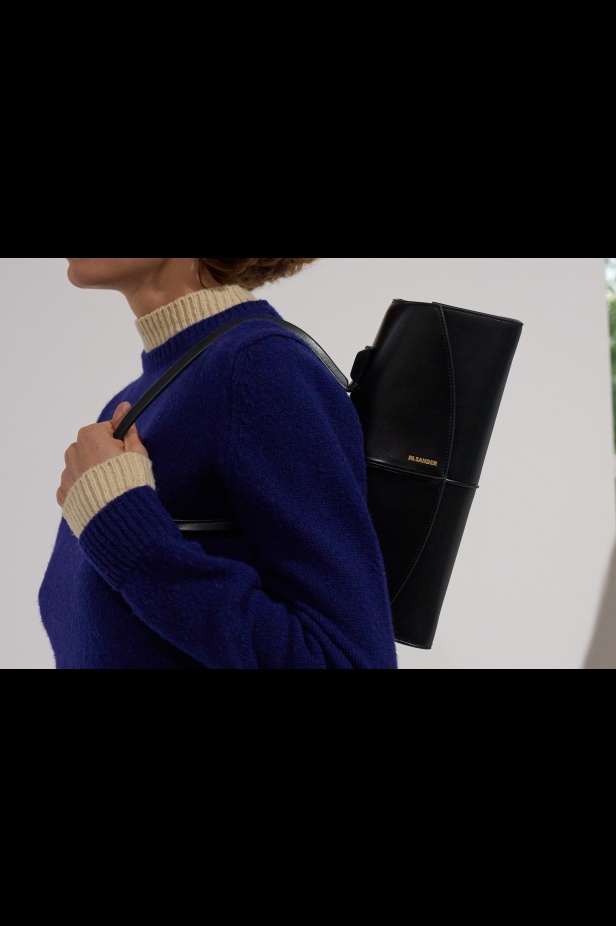 البساطة تتجلّى في مجموعة "سيمون بيلوتي" الأولى لعلامة "جيل ساندر"