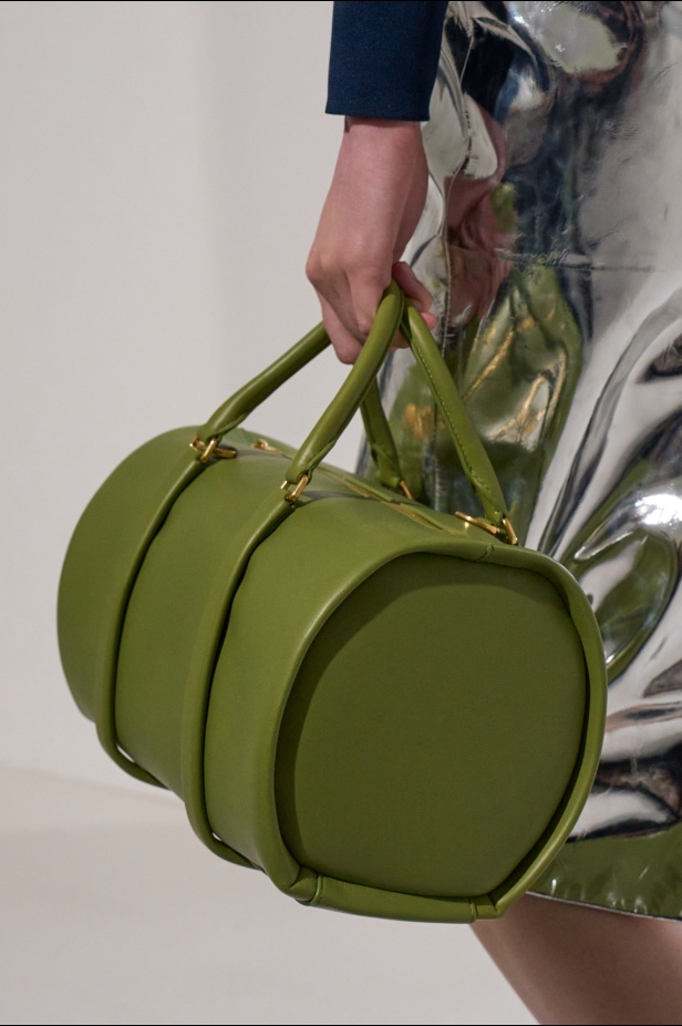 البساطة تتجلّى في مجموعة "سيمون بيلوتي" الأولى لعلامة "جيل ساندر"