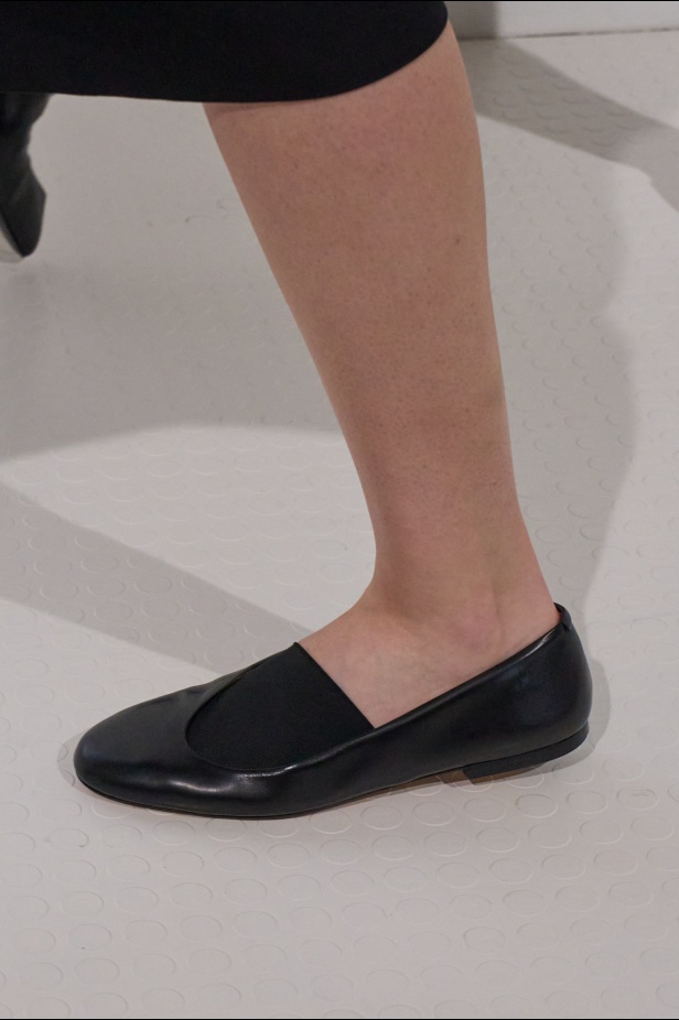 البساطة تتجلّى في مجموعة "سيمون بيلوتي" الأولى لعلامة "جيل ساندر"