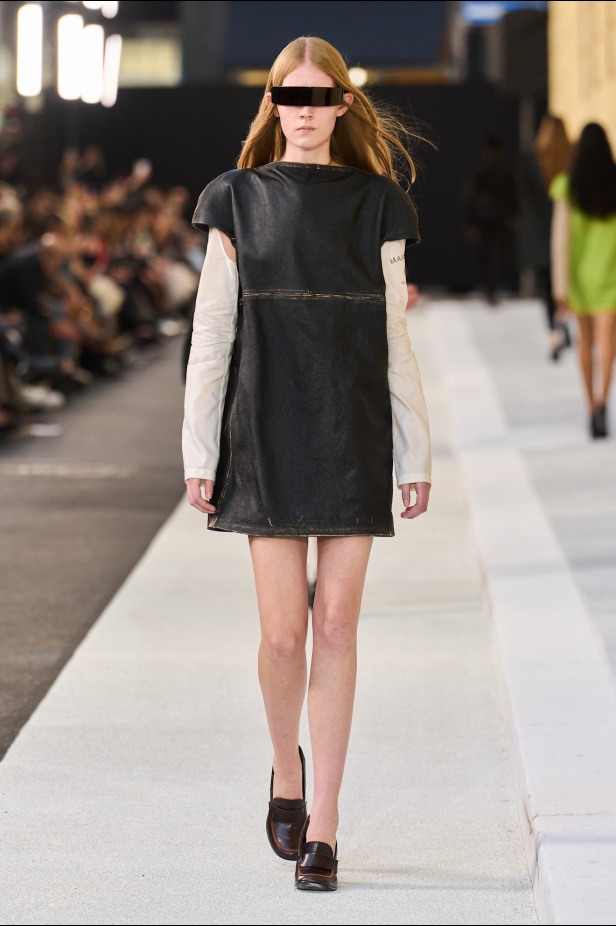 إعادة تفكيك الكلاسيكيات في مجموعة MM6 Maison Margiela ربيع وصيف 2026 للملابس الجاهزة