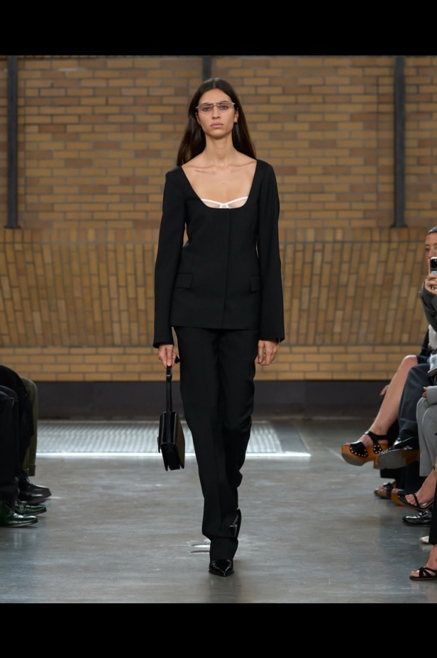 مجموعة "كالفن كلاين" من توقيع "فيرونيكا ليوني"... مرحة وأنيقة في آنٍ واحد