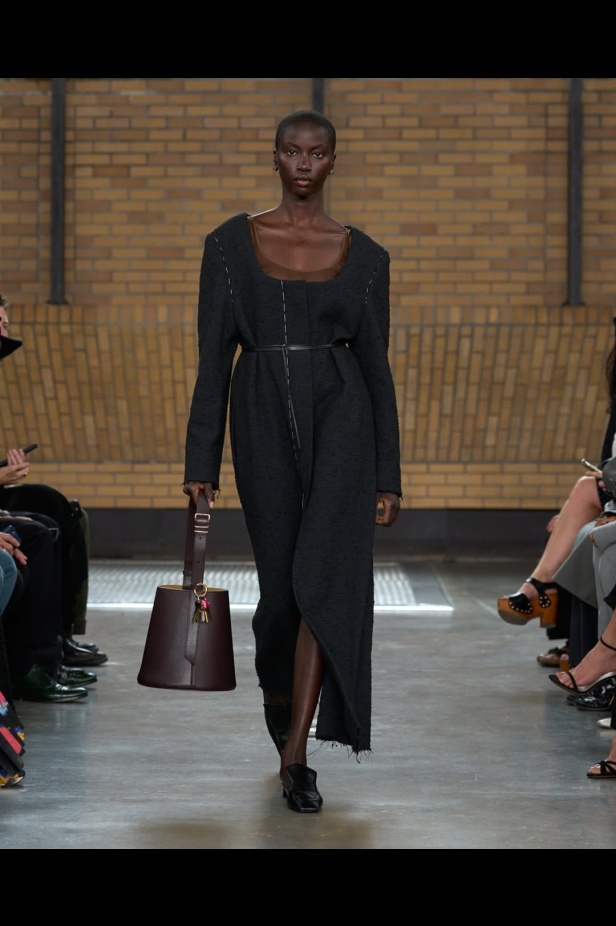 مجموعة "كالفن كلاين" من توقيع "فيرونيكا ليوني"... مرحة وأنيقة في آنٍ واحد