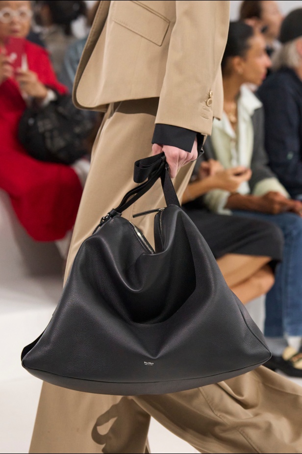 مجموعة Max Mara لربيع وصيف 2026 تجسّد أسلوب "الروكوكو" بلمسة عصرية