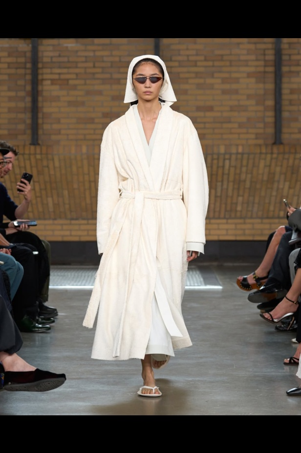 مجموعة "كالفن كلاين" من توقيع "فيرونيكا ليوني"... مرحة وأنيقة في آنٍ واحد