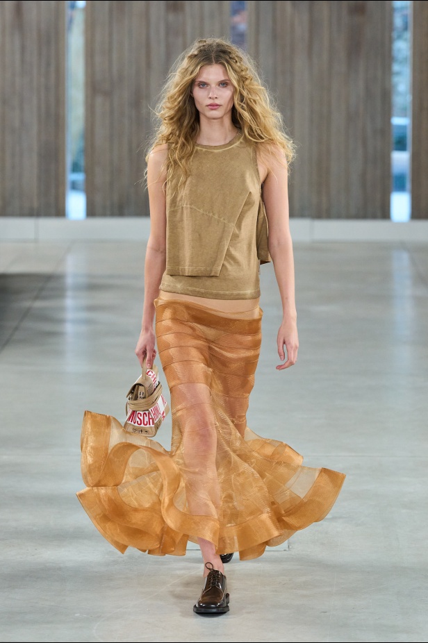 Moschino تعطي فلسفة إعادة الاستخدام معنى جديدًا في مجموعة ربيع وصيف 2026