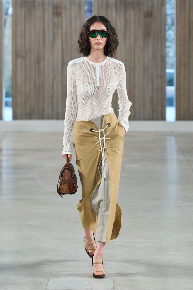 Moschino تعطي فلسفة إعادة الاستخدام معنى جديدًا في مجموعة ربيع وصيف 2026