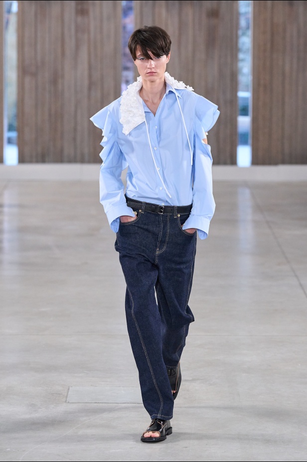 Moschino تعطي فلسفة إعادة الاستخدام معنى جديدًا في مجموعة ربيع وصيف 2026