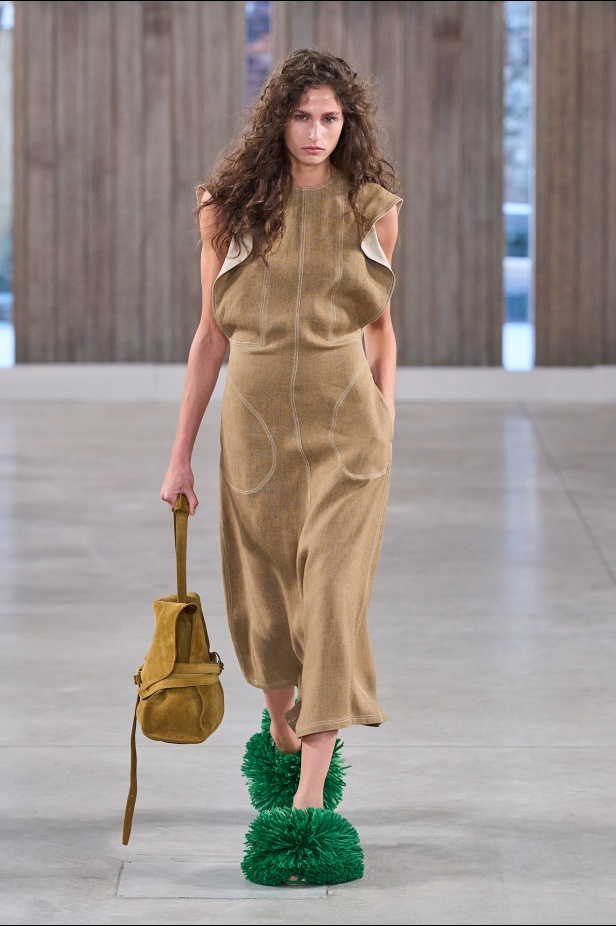 Moschino تعطي فلسفة إعادة الاستخدام معنى جديدًا في مجموعة ربيع وصيف 2026