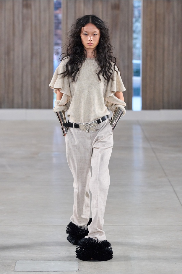 Moschino تعطي فلسفة إعادة الاستخدام معنى جديدًا في مجموعة ربيع وصيف 2026