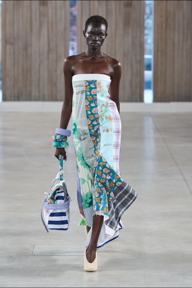 Moschino تعطي فلسفة إعادة الاستخدام معنى جديدًا في مجموعة ربيع وصيف 2026