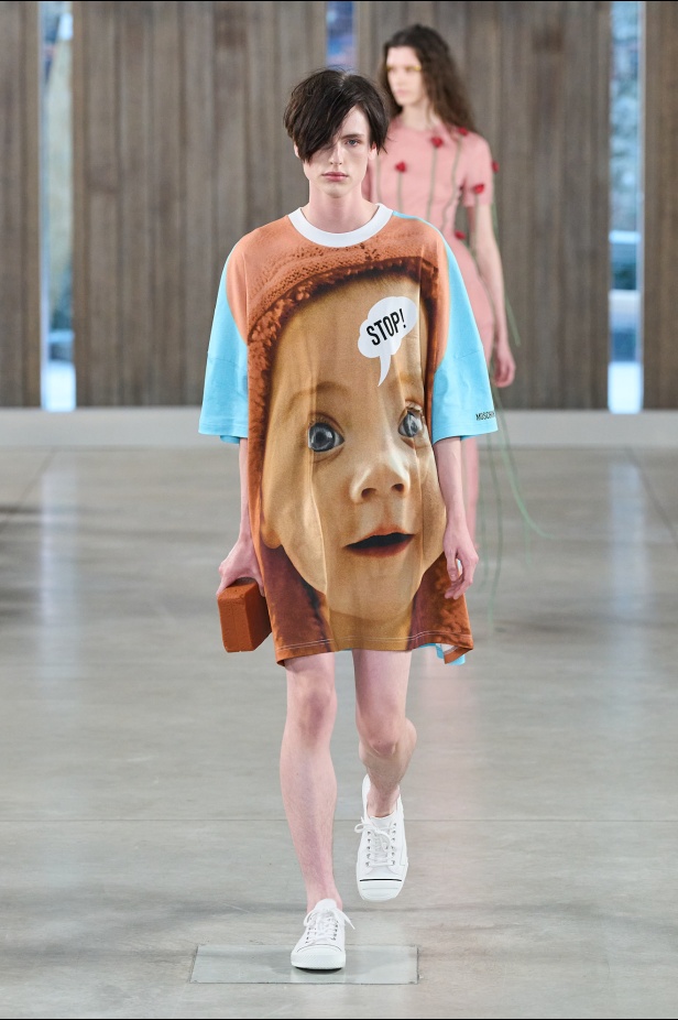 Moschino تعطي فلسفة إعادة الاستخدام معنى جديدًا في مجموعة ربيع وصيف 2026