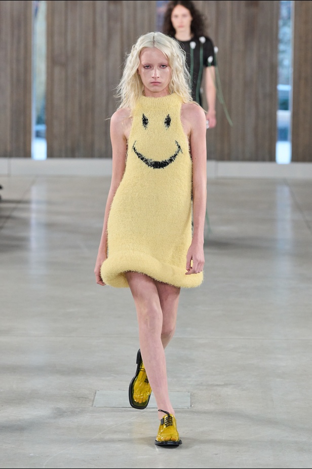 Moschino تعطي فلسفة إعادة الاستخدام معنى جديدًا في مجموعة ربيع وصيف 2026