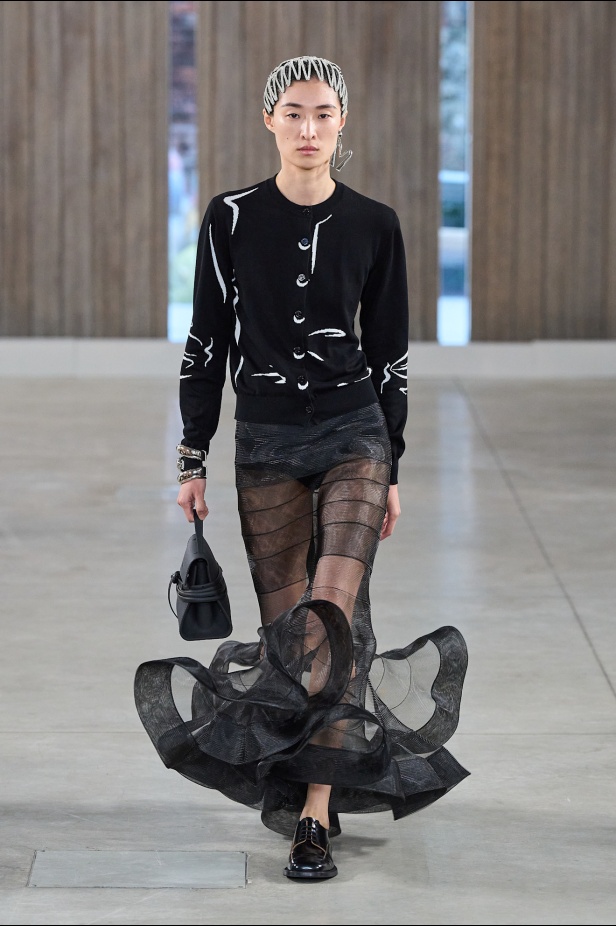 Moschino تعطي فلسفة إعادة الاستخدام معنى جديدًا في مجموعة ربيع وصيف 2026