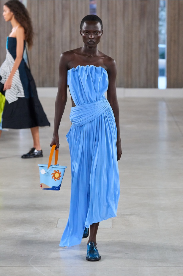 Moschino تعطي فلسفة إعادة الاستخدام معنى جديدًا في مجموعة ربيع وصيف 2026