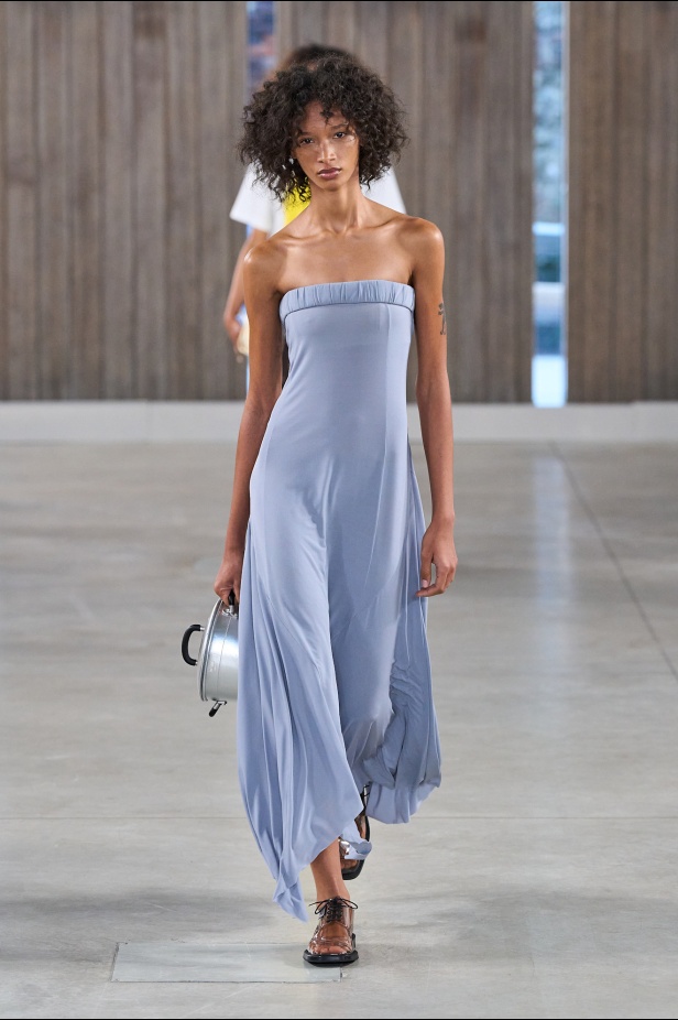 Moschino تعطي فلسفة إعادة الاستخدام معنى جديدًا في مجموعة ربيع وصيف 2026