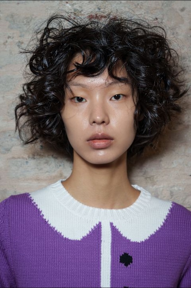 Moschino تعطي فلسفة إعادة الاستخدام معنى جديدًا في مجموعة ربيع وصيف 2026