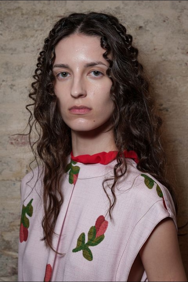 Moschino تعطي فلسفة إعادة الاستخدام معنى جديدًا في مجموعة ربيع وصيف 2026