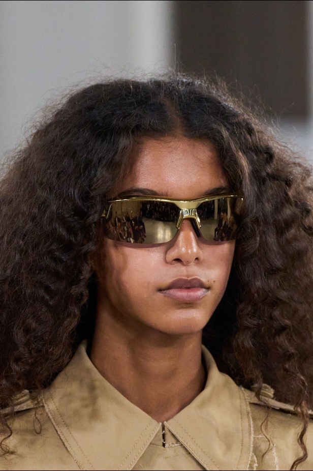 Moschino تعطي فلسفة إعادة الاستخدام معنى جديدًا في مجموعة ربيع وصيف 2026