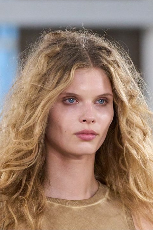 Moschino تعطي فلسفة إعادة الاستخدام معنى جديدًا في مجموعة ربيع وصيف 2026