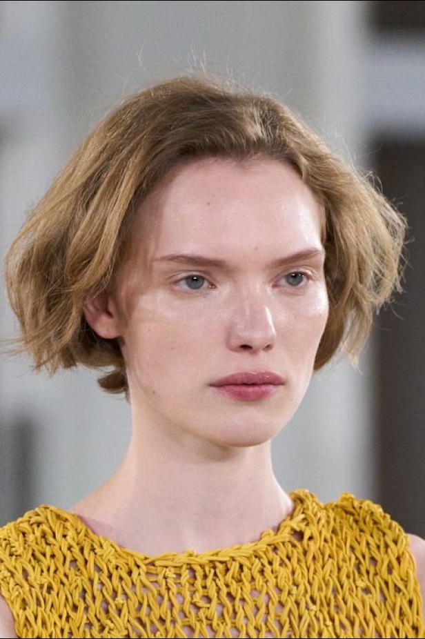 Moschino تعطي فلسفة إعادة الاستخدام معنى جديدًا في مجموعة ربيع وصيف 2026