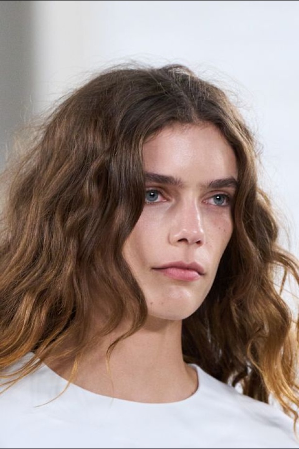 Moschino تعطي فلسفة إعادة الاستخدام معنى جديدًا في مجموعة ربيع وصيف 2026