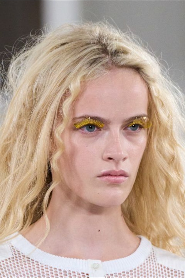 Moschino تعطي فلسفة إعادة الاستخدام معنى جديدًا في مجموعة ربيع وصيف 2026